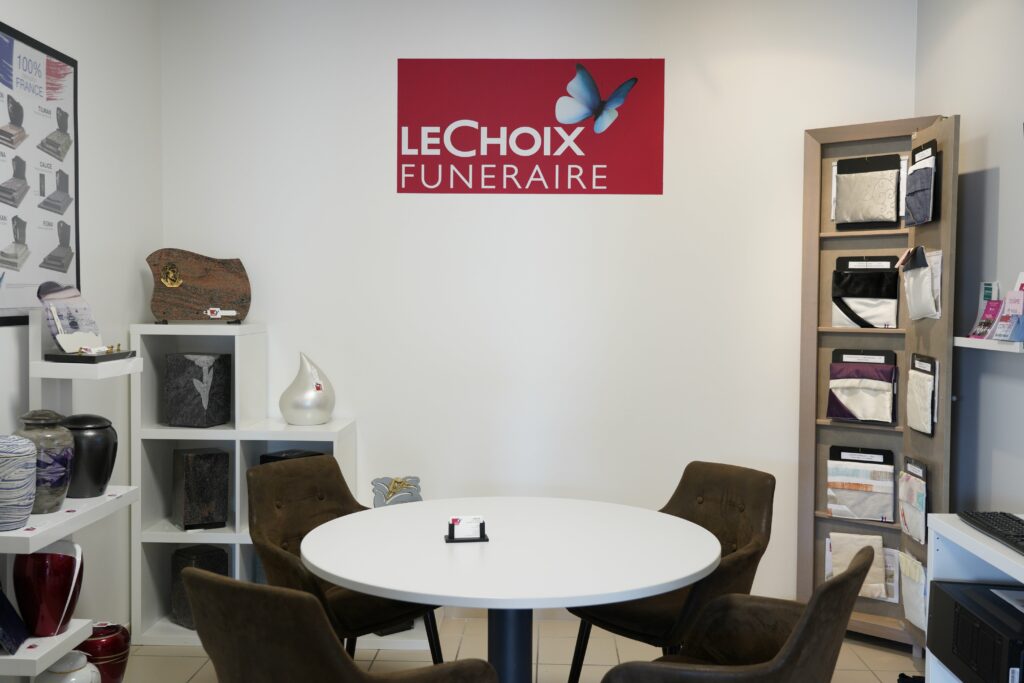 quatre chaises marron en magasin