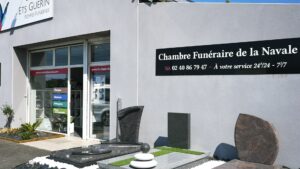 marbreries devant magasin funeraire