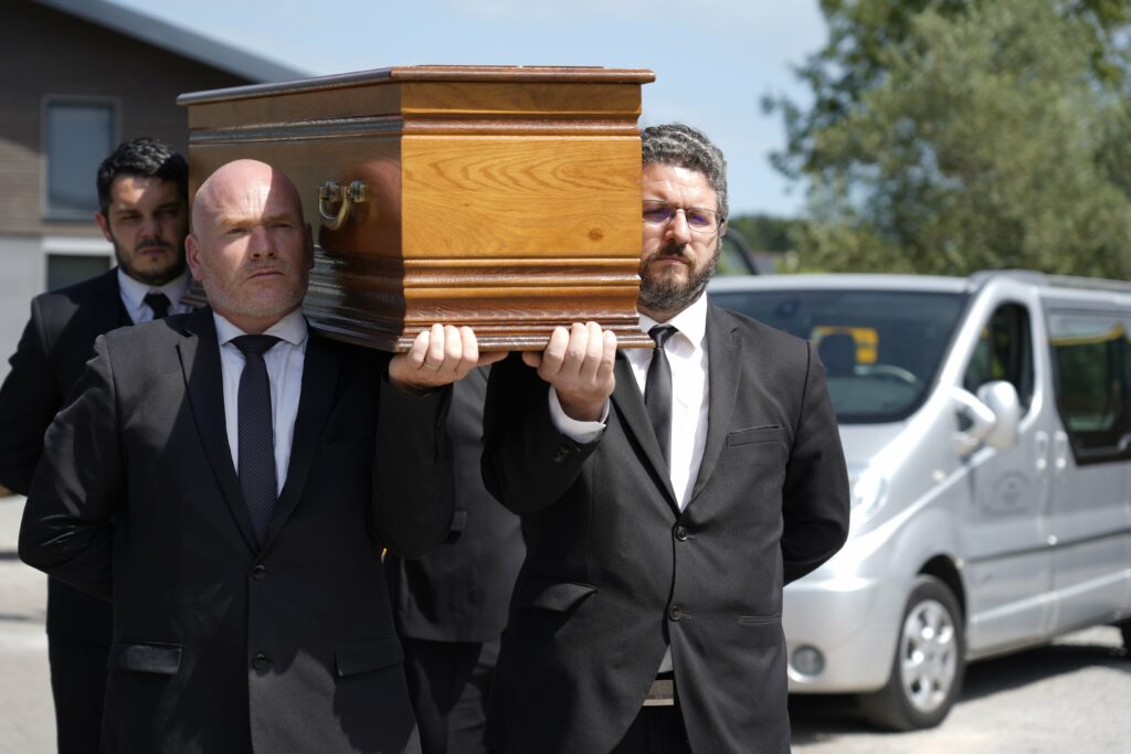 personnels portant un cercueil